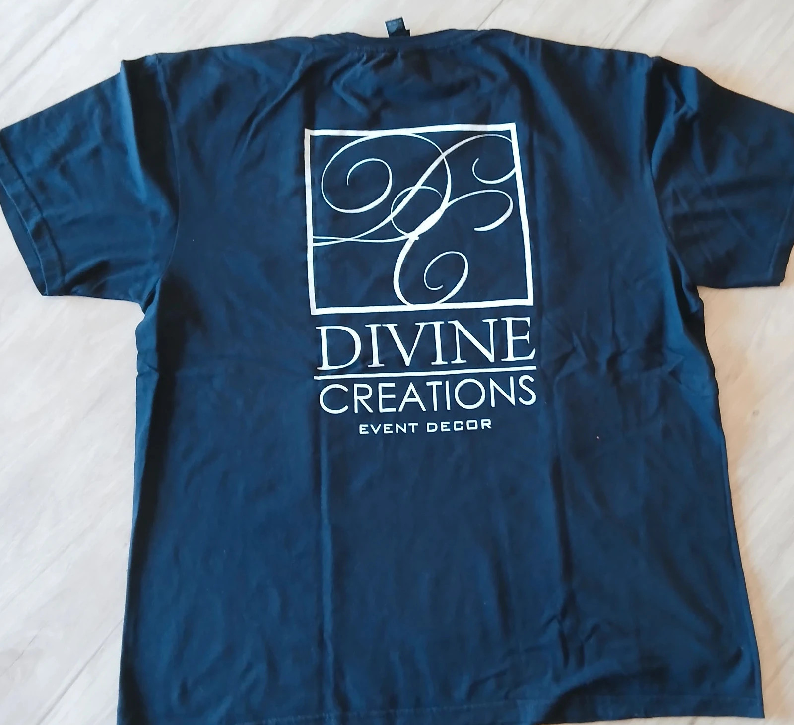 T-Shirt Taille XL Divine Creation Event Decor avec logo au dos – Gildan – taille XL 2