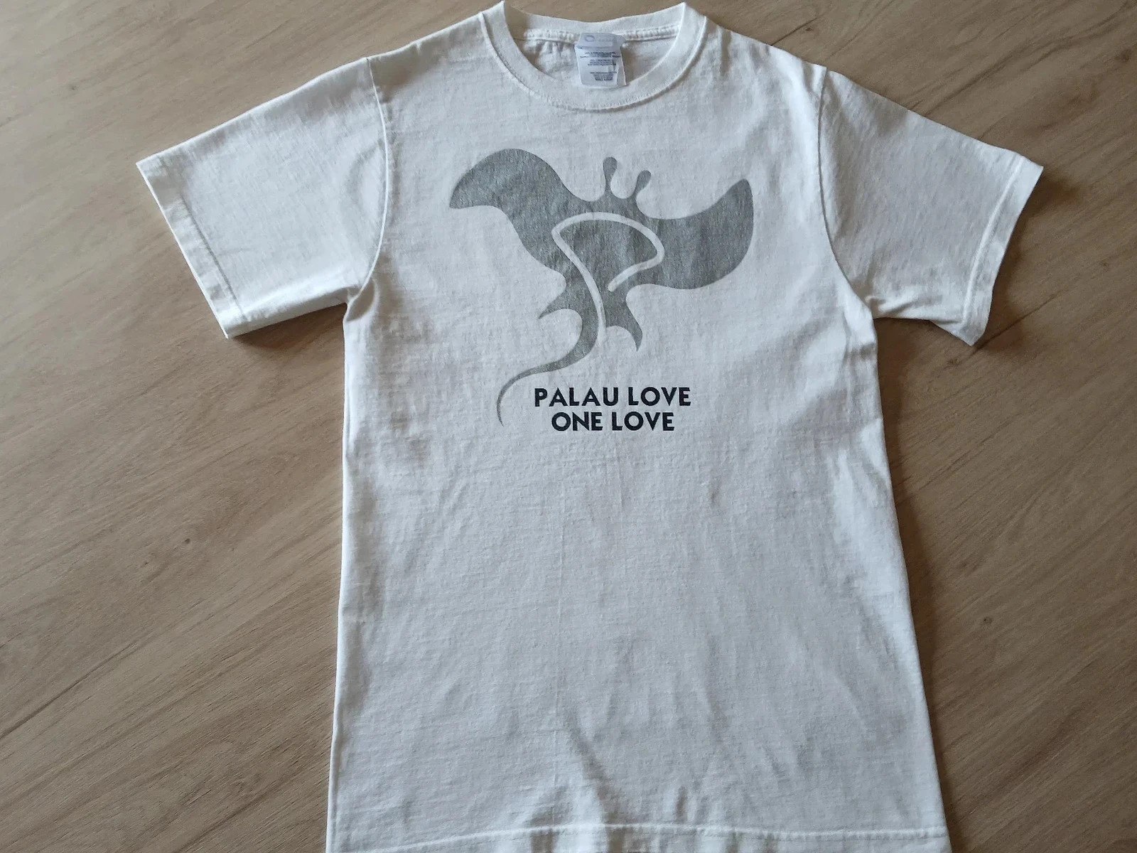 T-shirt avec motif d'une raie Palau "Love One Love"
