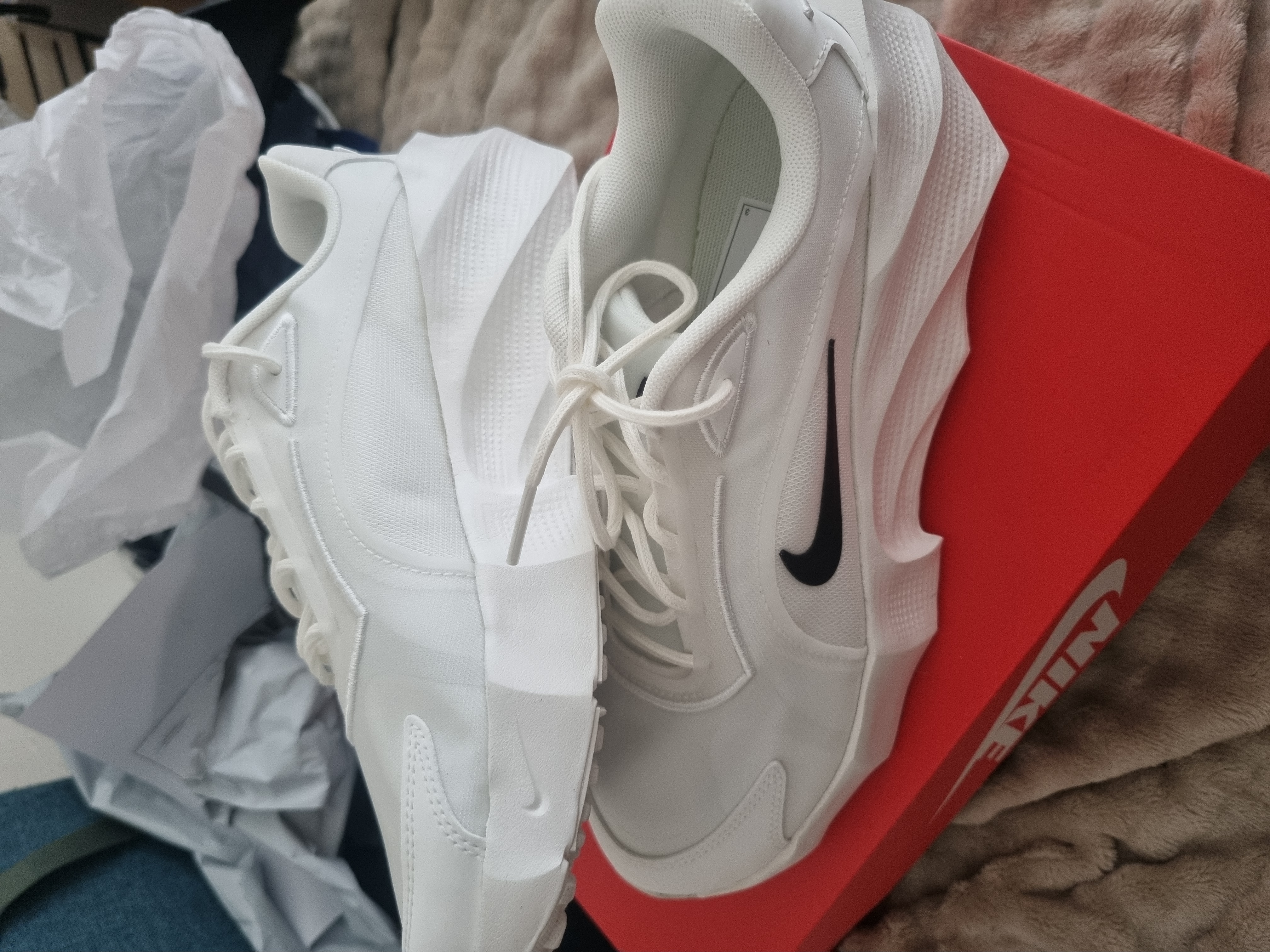 Nike Aura Edge full white